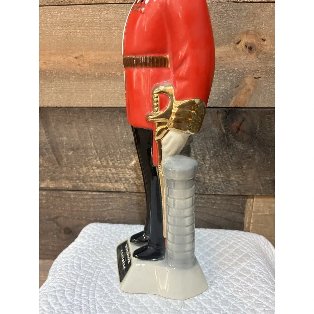 Vintage Windsor Supreme Canadian Whiskey Guard Soldier Liquor Bottle Decanter
